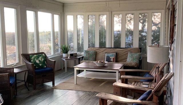 Quaint Beachfront Cottage, Panoramic Bay Views! Sleeps 8, Pet Friendly