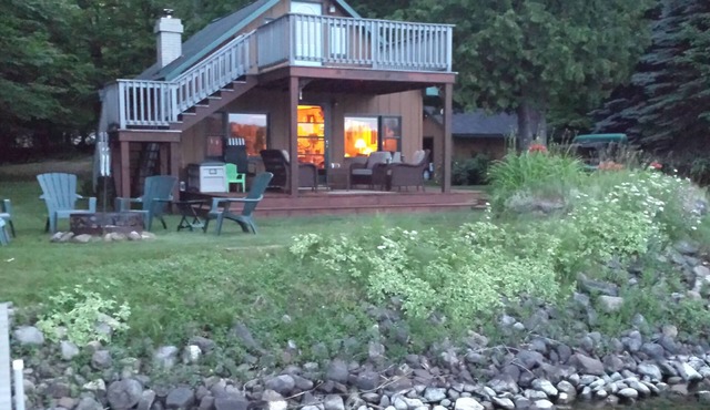 Quaint beautiful cabin on the southwest shore on AuTrain Lake