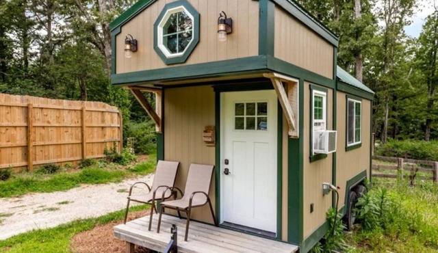 Quaint bed & breakfast with AC in charming Toronto