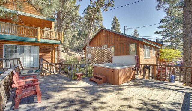 Quaint Big Bear Home w/Hot Tub: 4 Mi to Skiing!