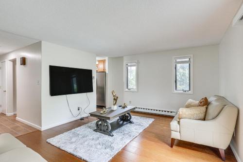 Quaint Bristol Townhome about 14 Mi to West Hartford!