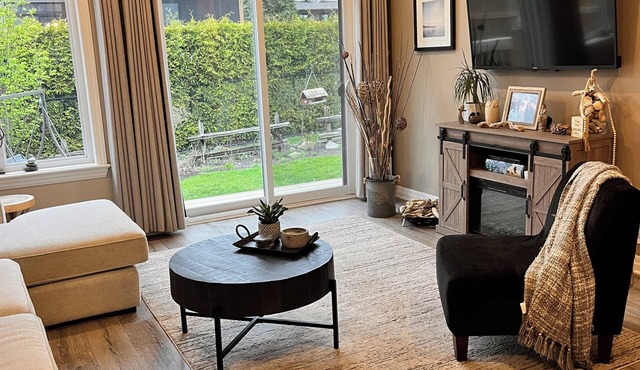 Quaint bungalow in a quaint artsy little town with a river running through it!