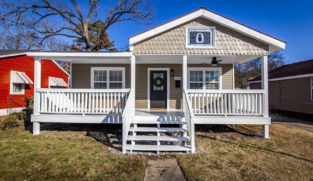 Quaint bungalow minutes from shopping, dining and downtown!