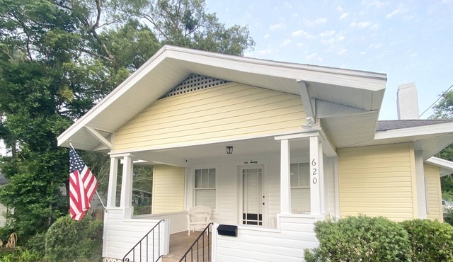 Quaint Bungalow walking distance to downtown DeLand, 2 weeks maximum Stay