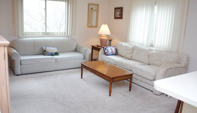 Quaint, but pristine 2-bedroom condo with free WiFi and an outdoor pool located uptown on the bayside in a peaceful, family-friendly neighborhood!