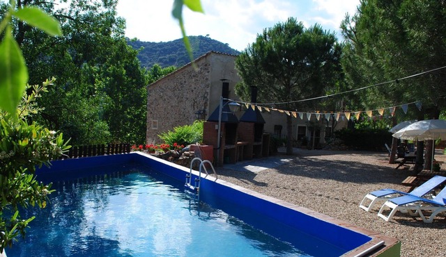 Quaint Cottage in Costa Dorada with Swimming Pool