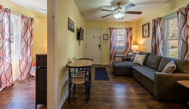 Quaint Cabin By The Creek Privat