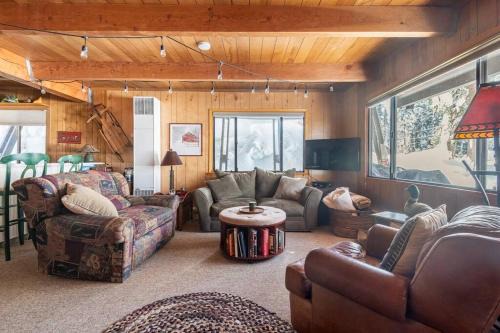 Quaint Cabin in Serene Lakes - Close to Skiing!