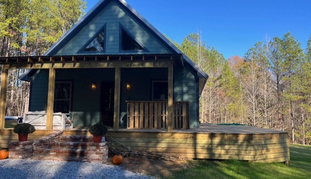Quaint cabin style house, modern finish, Beautiful open concept and pond view