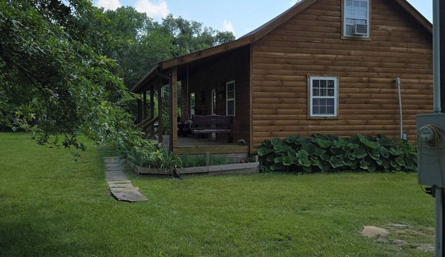 Quaint cabin with AC in Weaubleau