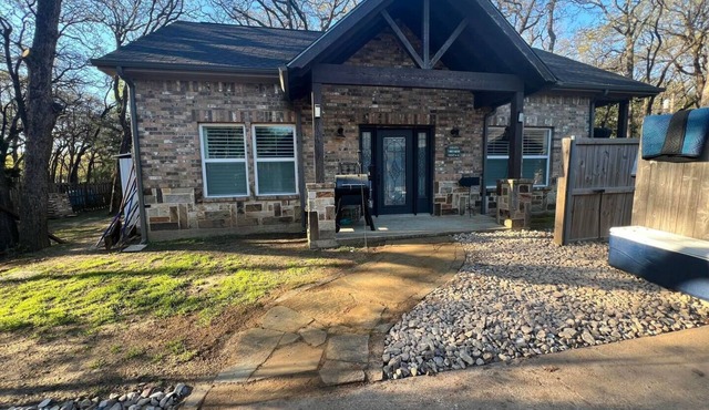 Quaint Casita in One Acre Wooded Lot