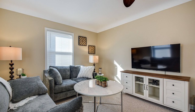 Quaint Cedar Rapids Home, 4 Mi to Downtown!