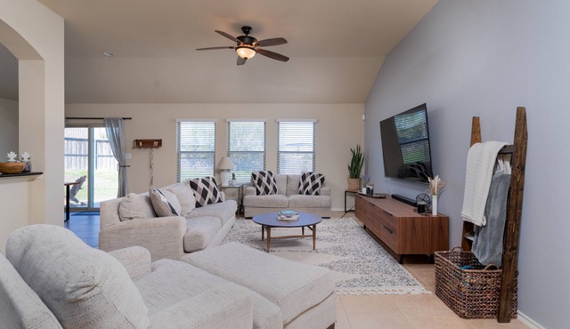Quaint Charm & Modern Comfort - Lovely 3 bedroom in Kyle, TX