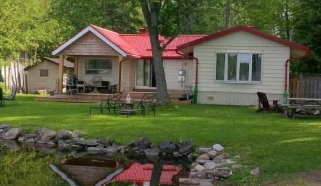 Quaint Chemong Lake Cottage Rental - Selwyn