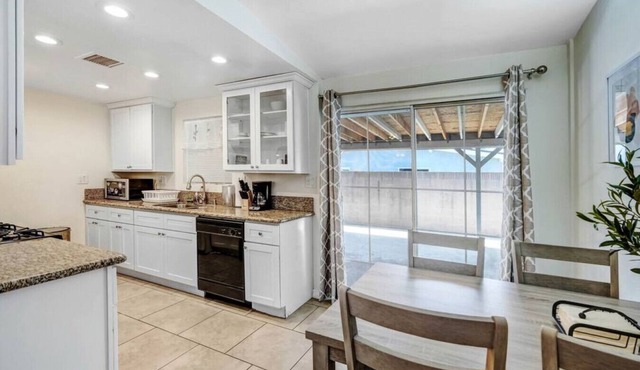 Quaint City Haven: 2-Bedroom Retreat with Free Laundry Access, Private Parking Bliss, and Blazing Internet.