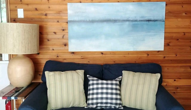 Quaint, Clean & Updated Cottage- Steps From The Beach.