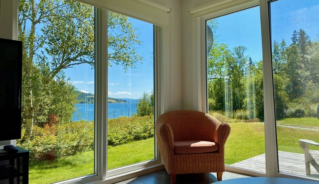 Quaint Coastal Cottage in Quiet Setting overlooking Baddeck Bay