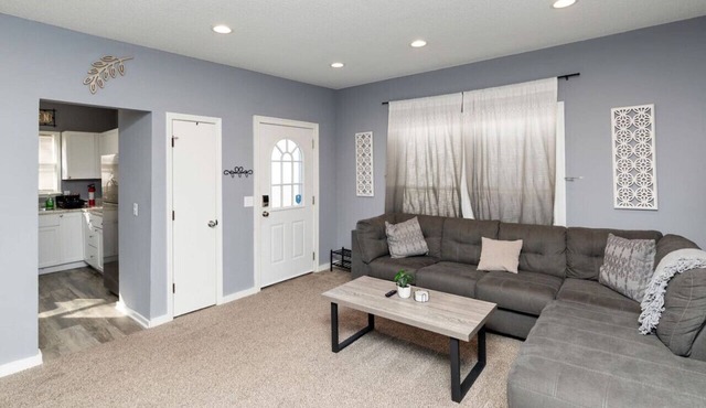 Quaint & Comfy 3 Bedroom - 3min to Downtown!