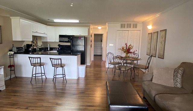 Quaint condo-10 minutes from the beach!