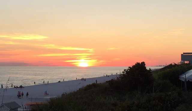 Quaint Condo Seagrove Beach right fof 30A, quick walk to two beach accessPo