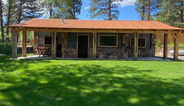 Quaint Corner Stone Guest Cottage -