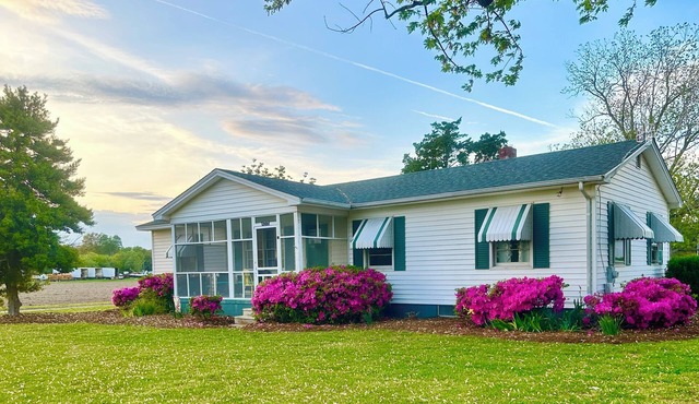 Quaint costal farm cottage, on a working farm, just mere miles from beaches!