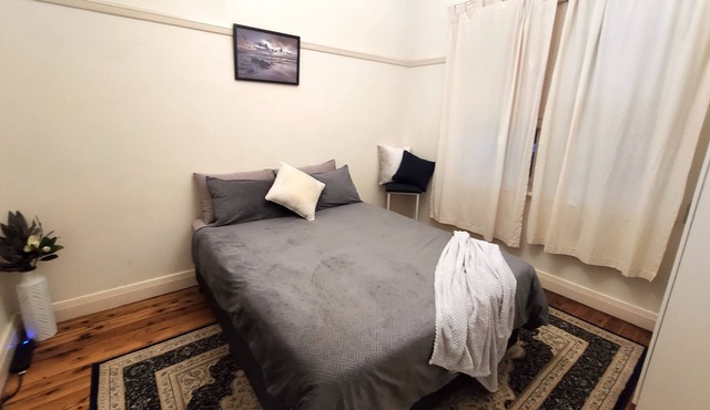 Quaint, cosy 2 bedroom house just a short 3 minute walk to Wagga's main street..