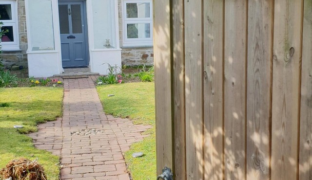 Quaint Cosy Country Cottage 5 minutes to the nearest mile and a half sandy Beach