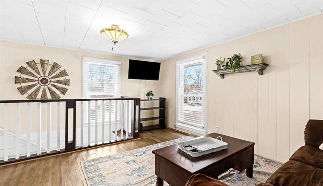 Quaint Cottage 2 Bedroom Unit in Downtown Fenton