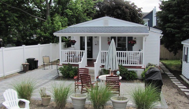 Quaint cottage 5- blocks to the beach.