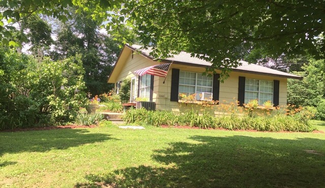 Quaint Cottage ~ Close by the St. Francis River ~ Star Gazing is Spectacular ~