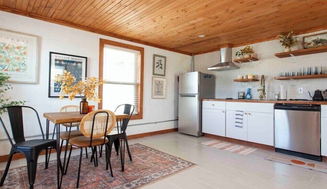 Quaint Cottage Downtown Buckner