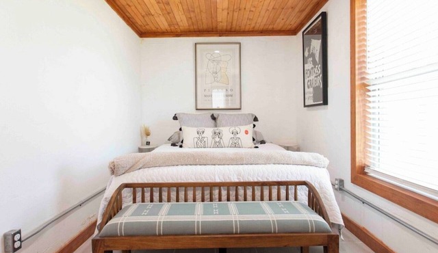 Quaint Cottage Downtown Buckner