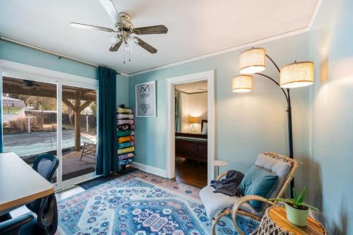 Quaint Cottage in heart of LYH - POOL with HOT TUB!