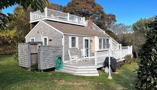 Quaint cottage in Orleans, 2 bedrooms, upper deck, 2 miles to Nauset beach.