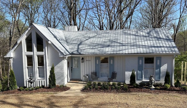 Quaint Cottage in the Woods 20 minutes to Downtown