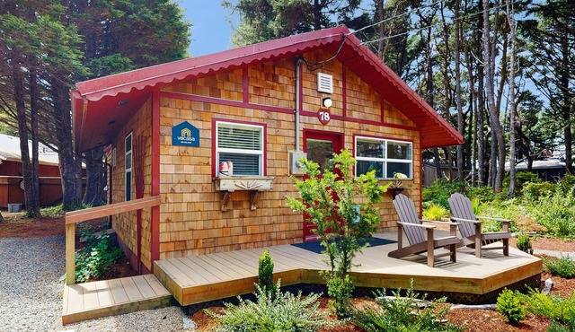 Quaint cottage in the woods 75 yards to the beach - dog-friendly, firepit & WiFi