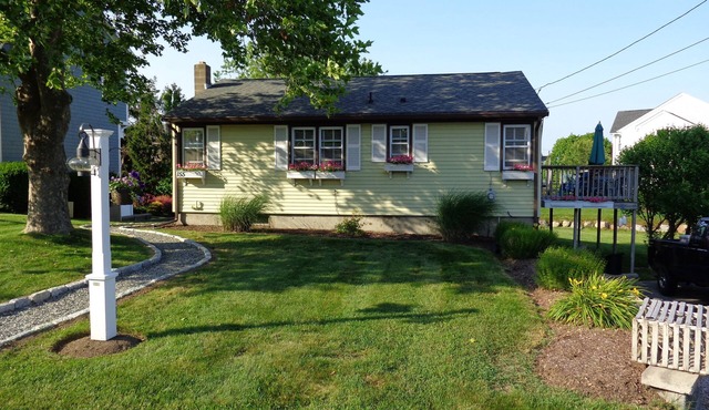 Quaint Cottage in the Heart of Point Judith, Galilee & Beautiful Beaches