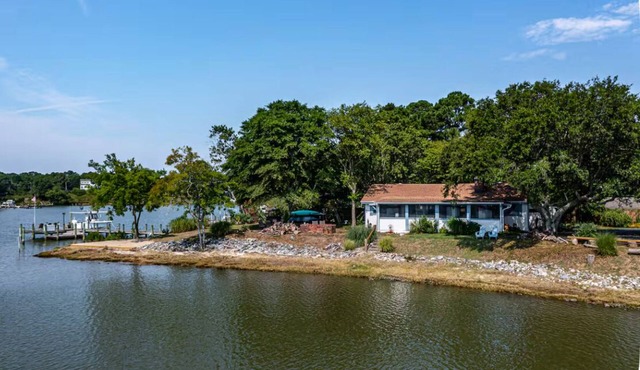 Quaint cottage in welcoming Topping with cozy charm, water view from all windows