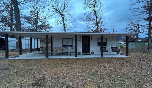 Quaint cottage less than two miles from public river access, pet friendly!
