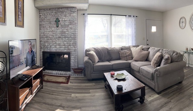 Quaint cottage near Ball Hospital and Ball College