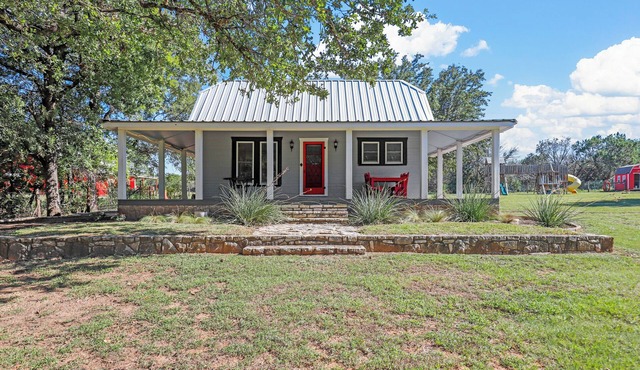 Quaint cottage on farm near downtown Granbury