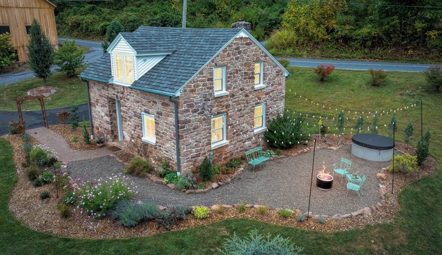 Quaint Cottage on Farm HOT TUB & Fire Pit