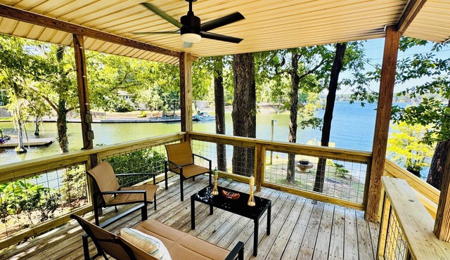 Quaint cottage on Lake Jordan in Titus, Alabama. Private Boat launch!