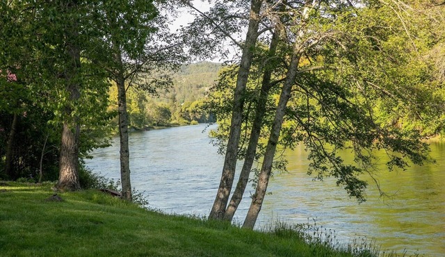 Quaint cottage on the beautiful Rogue River!