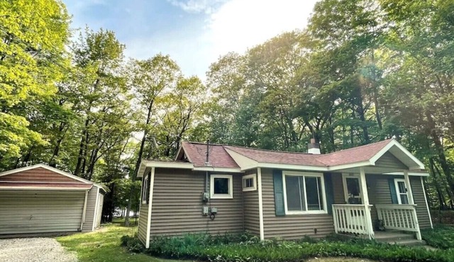 Quaint Cottage on the Sandy Shores of Lake Michigan
