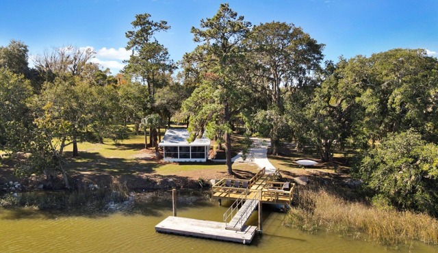Quaint Cottage on Tidal Creek with Private Dock, minutes to Shellman Bluff