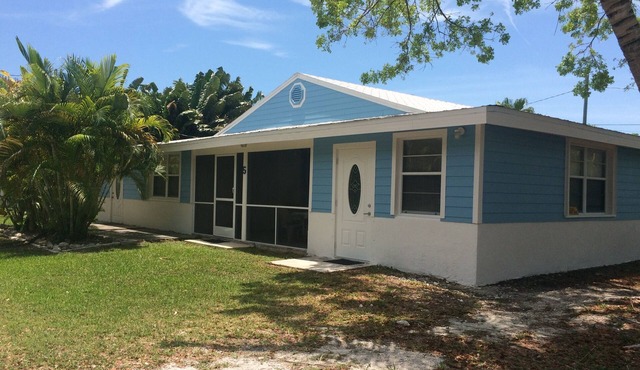 Quaint cottage, pool, dockage just minutes to Key West!