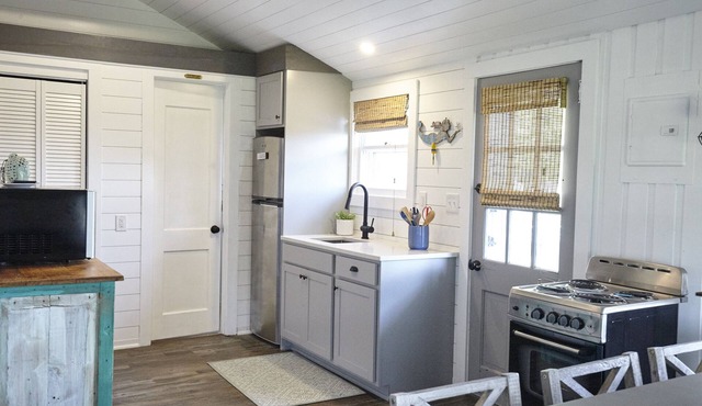 Quaint Cottage--Private Beach Access with Parking