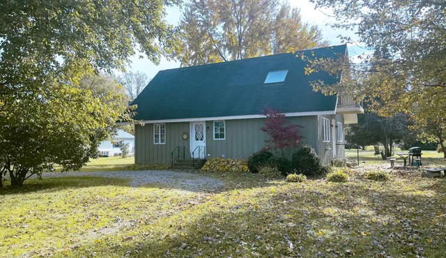 Quaint Cottage SO Close to Lake Erie